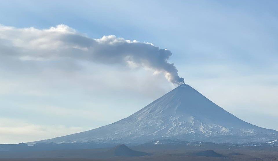 На Камчатке зафиксирован пепловый выброс из вулкана Ключевского