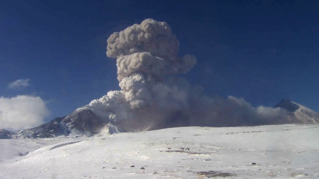 На Камчатке зафиксирован второй пепловый выброс из вулкана Безымянного