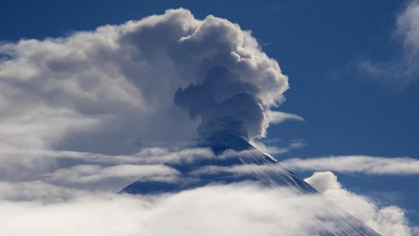 На Камчатке зафиксирован пепловый выброс из вулкана Ключевского