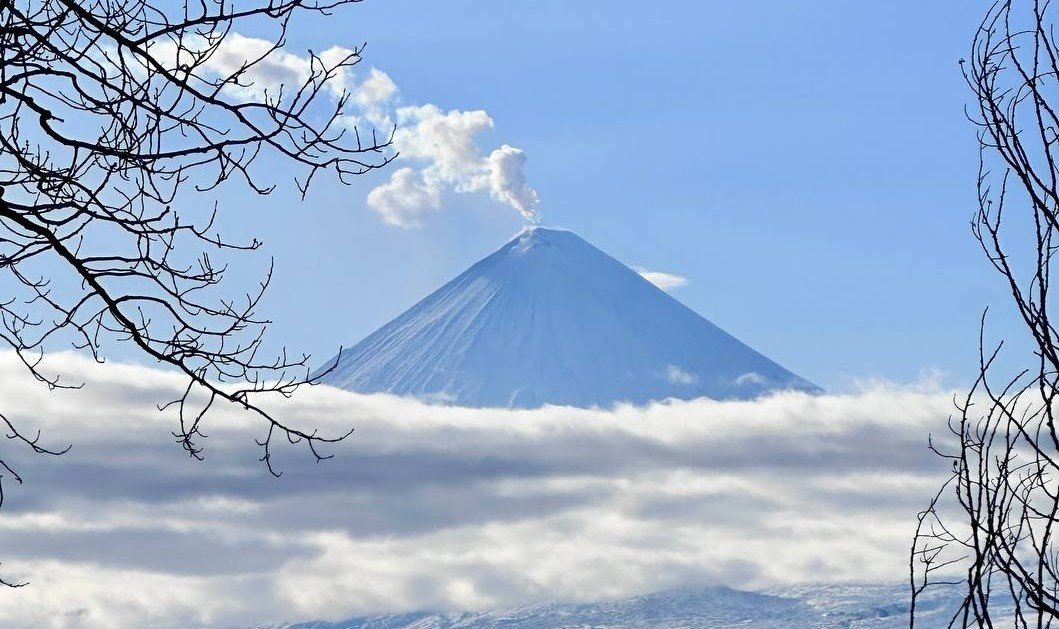 На Камчатке зафиксирован второй пепловый выброс из вулкана Ключевского